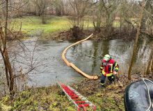 Feuerwehr setzt IMSORB Ölabsorptionssperre im Fluss ein zur Begrenzung von Öl auf Wasser