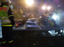 Feuerwehr bereitet IMSORB Ölbindemittel bei nächtlichem Einsatz zur Bekämpfung von Ölverschmutzung vor