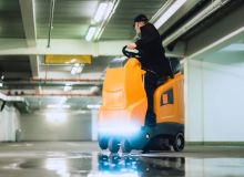 Reinigungsmaschine nutzt IMSORB Industriereiniger zur Bodenreinigung in Industriehalle