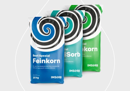 Produktabbildung von IMSORB Ölbindemittel Granulat in blauen, grünen und türkisen Säcken mit hoher Saugleistung