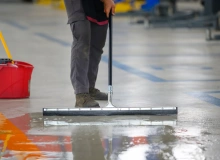 IMSORB Industriereiniger im Einsatz bei der Reinigung von nassem Hallenboden mit Abzieher