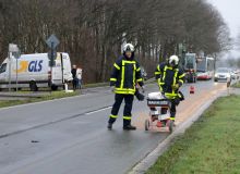 Einsatzkräfte nutzen IMSORB Ölbindemittel zur Reinigung einer Ölspur auf nasser Straße