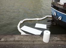 IMSORB Ölabsorptionssperre und Bindevlies im Einsatz am Hafen zur Aufnahme von Öl auf Wasser